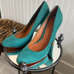 Gently worn emerald green suede SCHUTZ high heels.